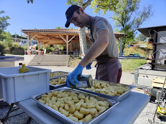 Remorque mobile équipée pour cuisson à la broche